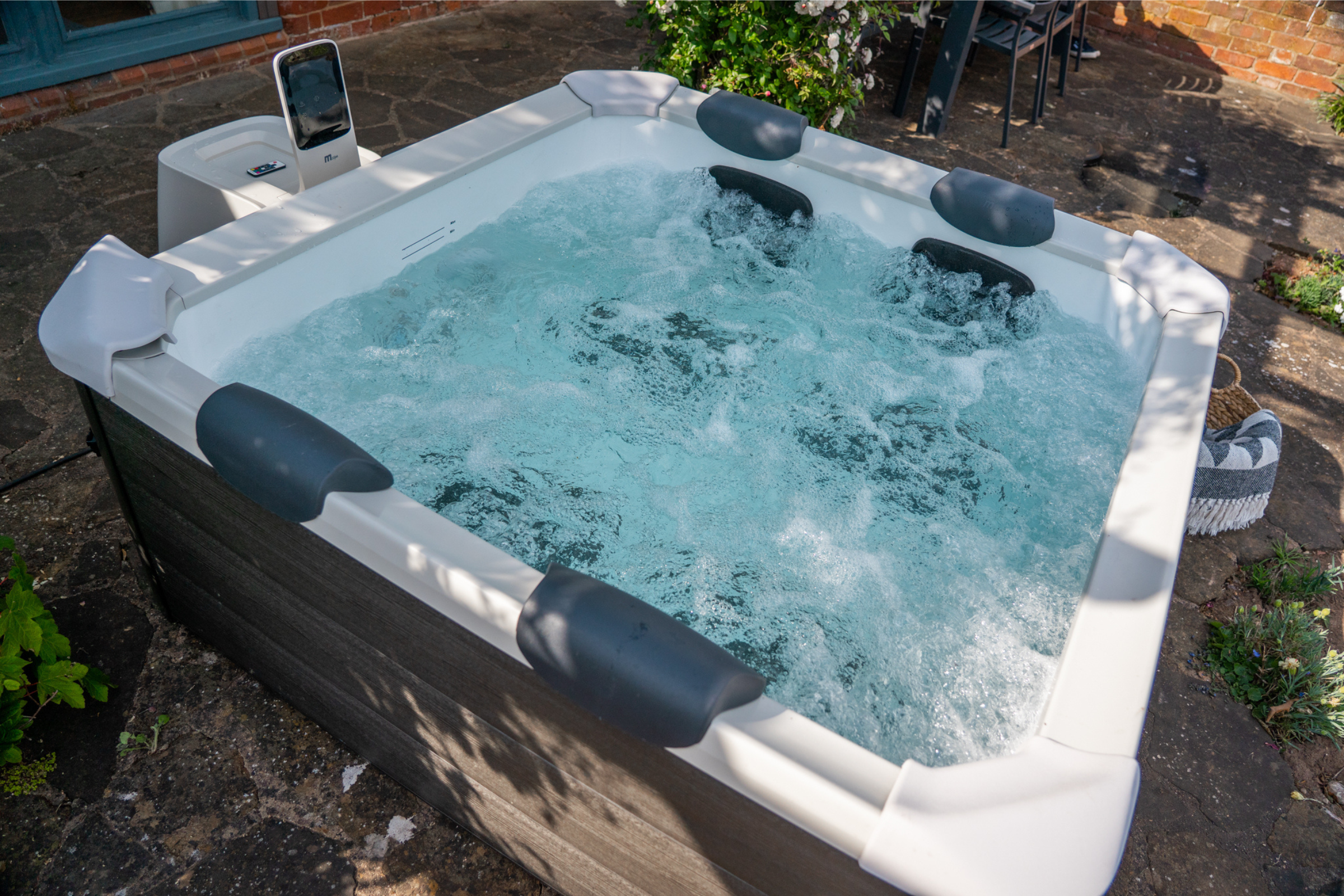 MSpa Oslo Frame Series Rigid Hot Tub | Light Up | Up to 6 Person